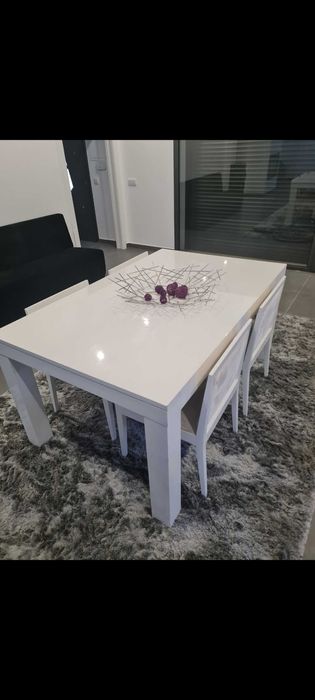 Mesa lacada extençivel