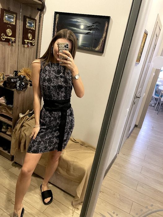 Платье по фигуре серое с черным