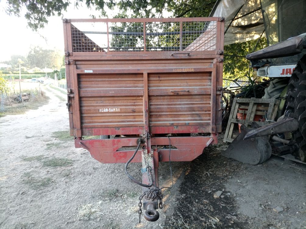 Reboque agrícola tribasculante Agril 5000