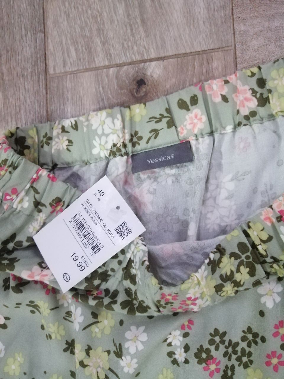 Nowa z metką miętowa spódnica w kwiaty firmy C&A, rozmiar L 40.