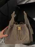 Bolsa de ombro de camurça da Chanel, nova e com embalagem completa
