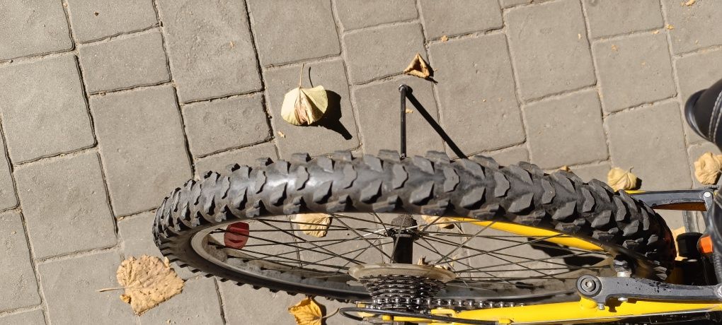 гірський велосипед CCM Static 26" з подвійною підвіскою.