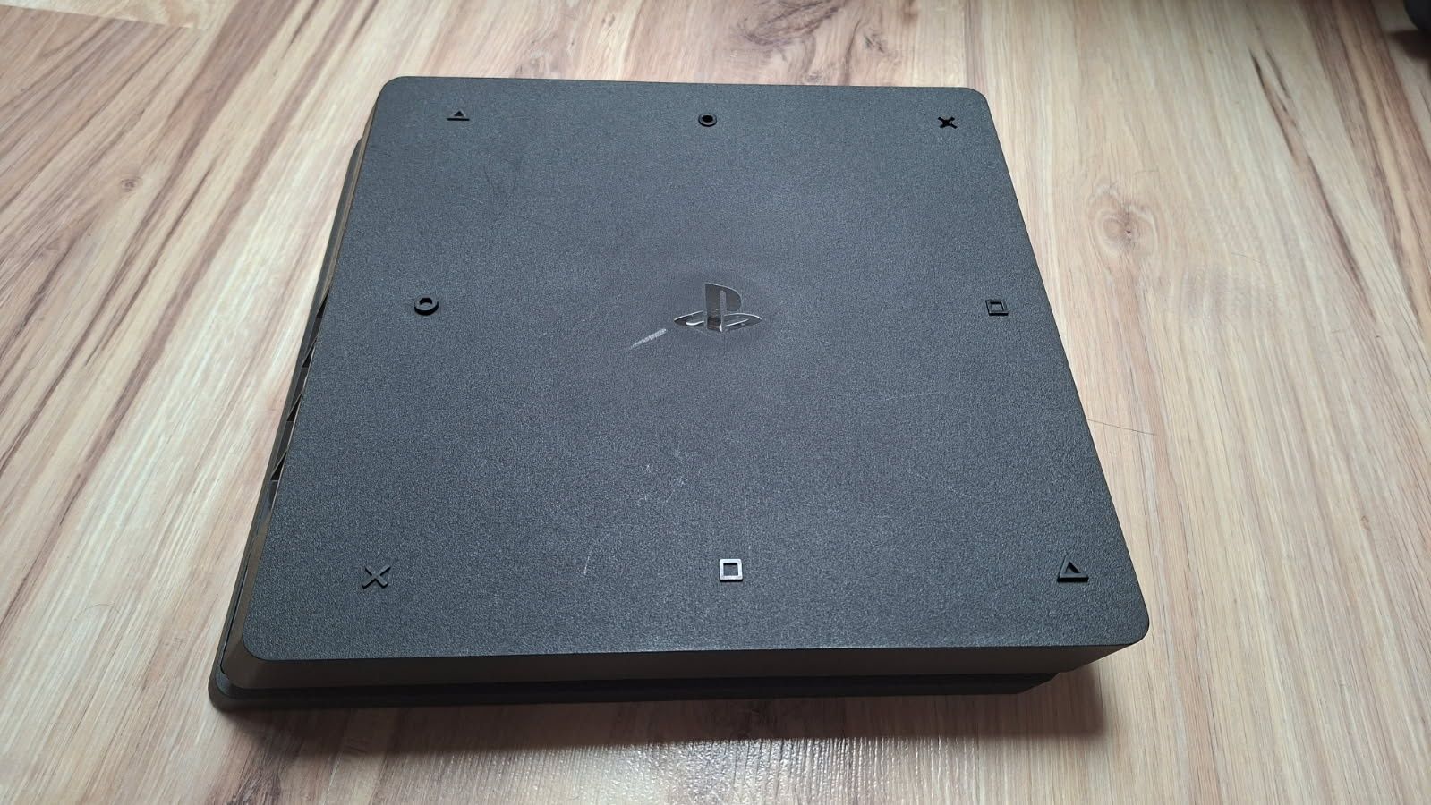 PS4 Slim 1TB + 4 gry