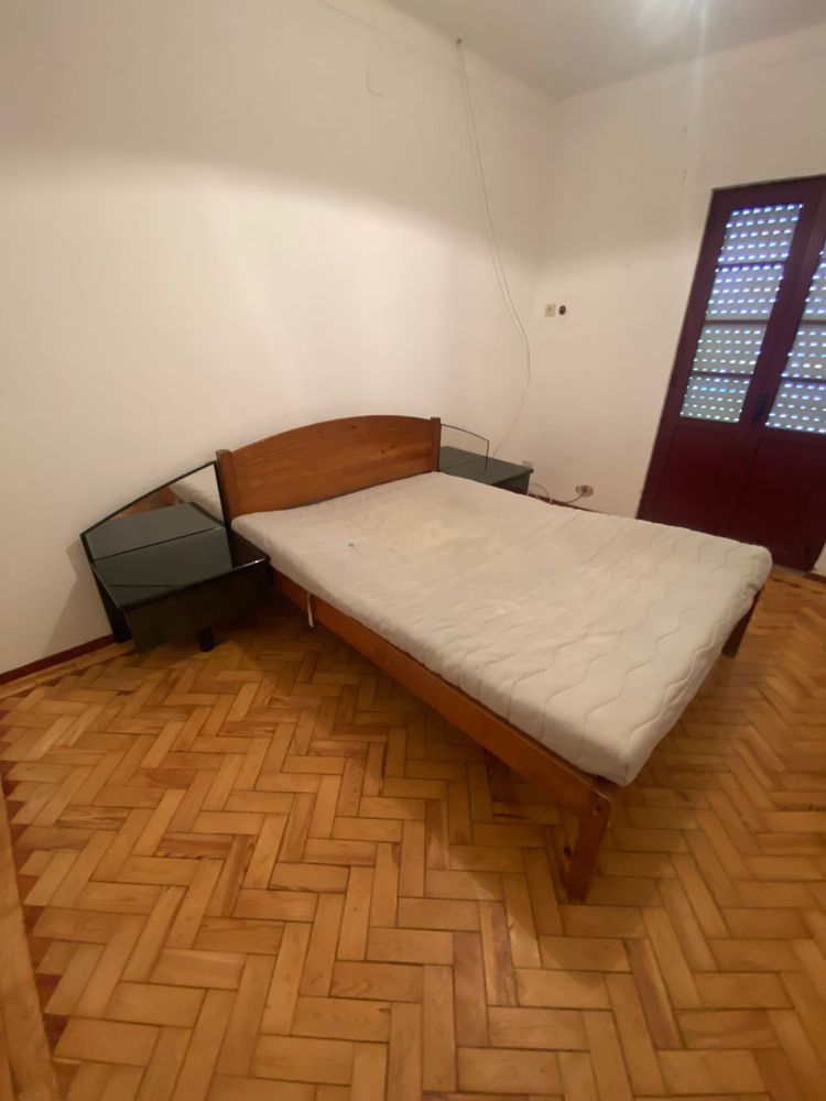 cama de casal com criado mudo e estante pra tv