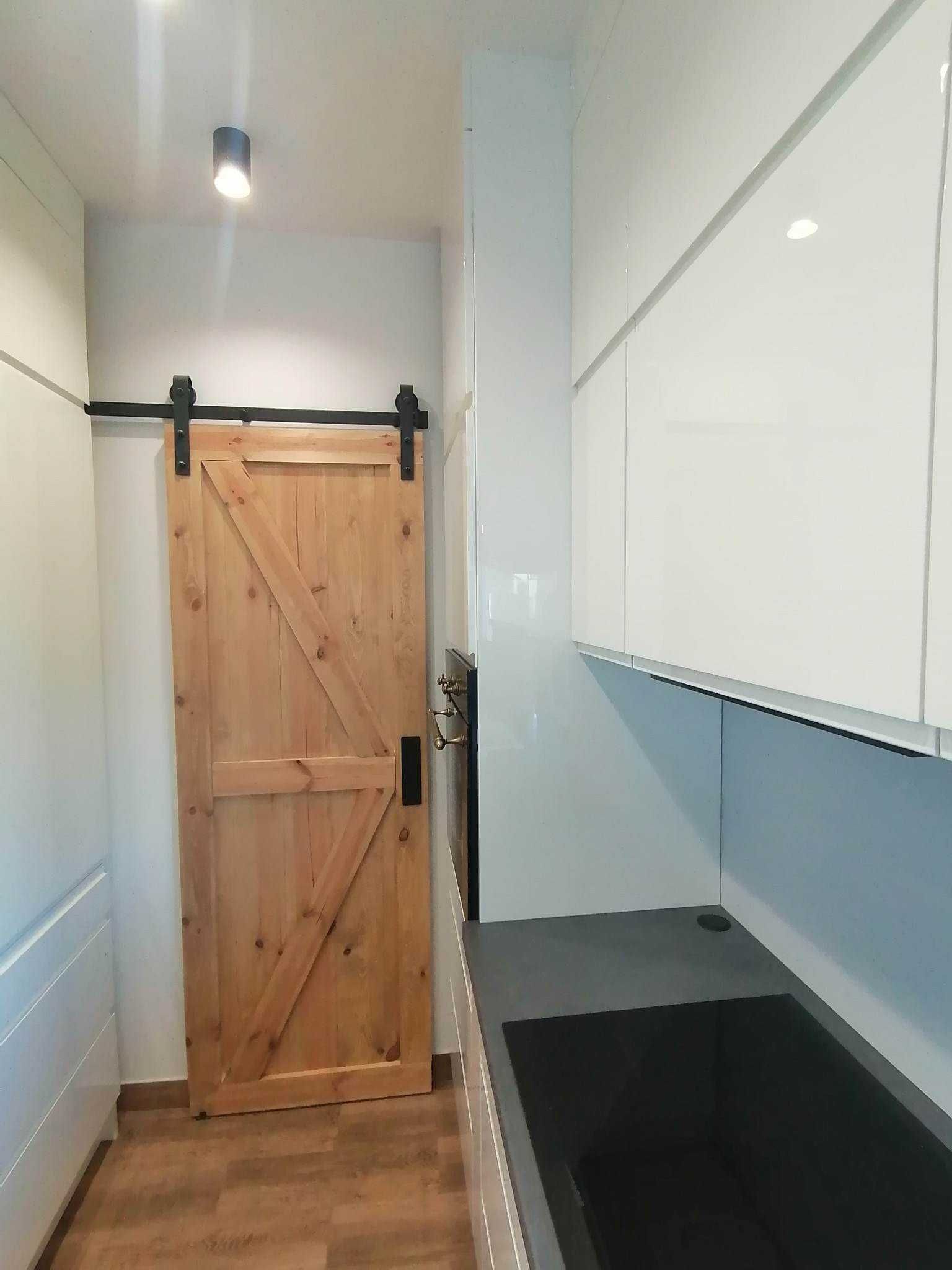 Nowoczesny system przesuwny do drzwi BARN DOOR