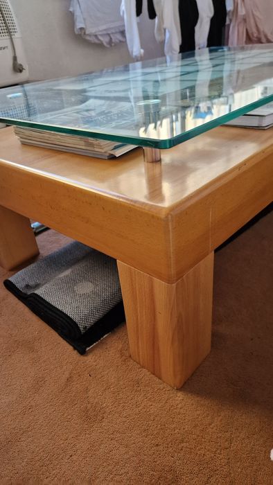 Mesa de centro em madeira e vidro