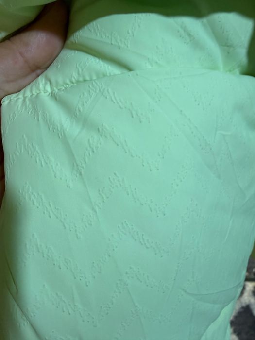 Куртка в хорошомц стані, є дефект