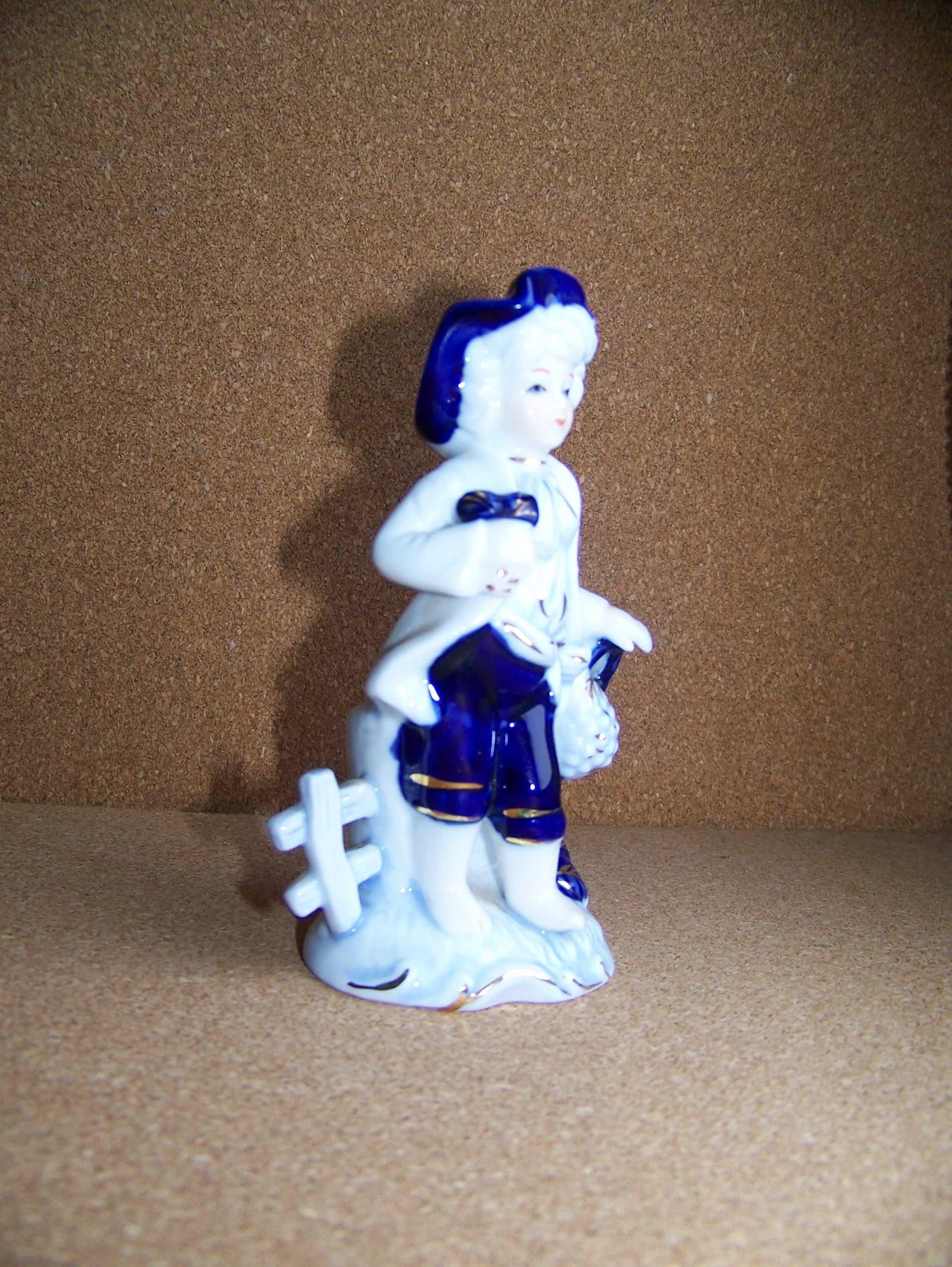 porcelanowa figurka młodzieńca