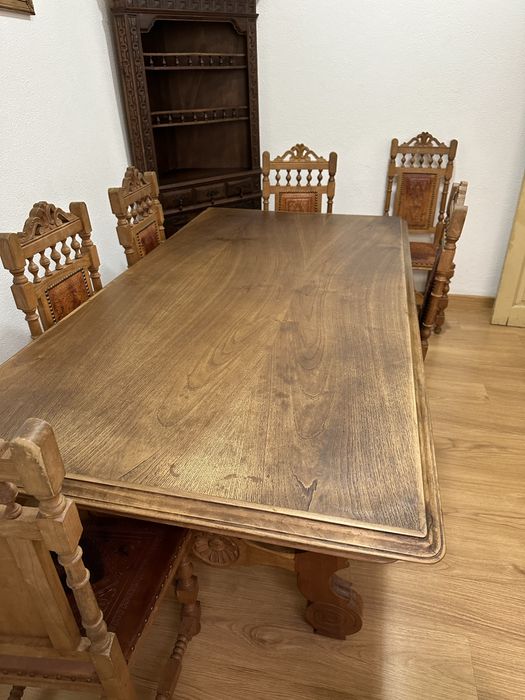 Mesa de sala e cadeiras