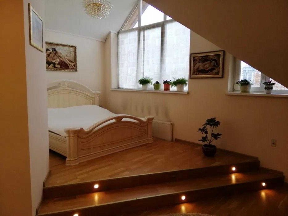 Продаж шестикімнатної квартири по вулиці Квітова, (Чорновола), Львів
