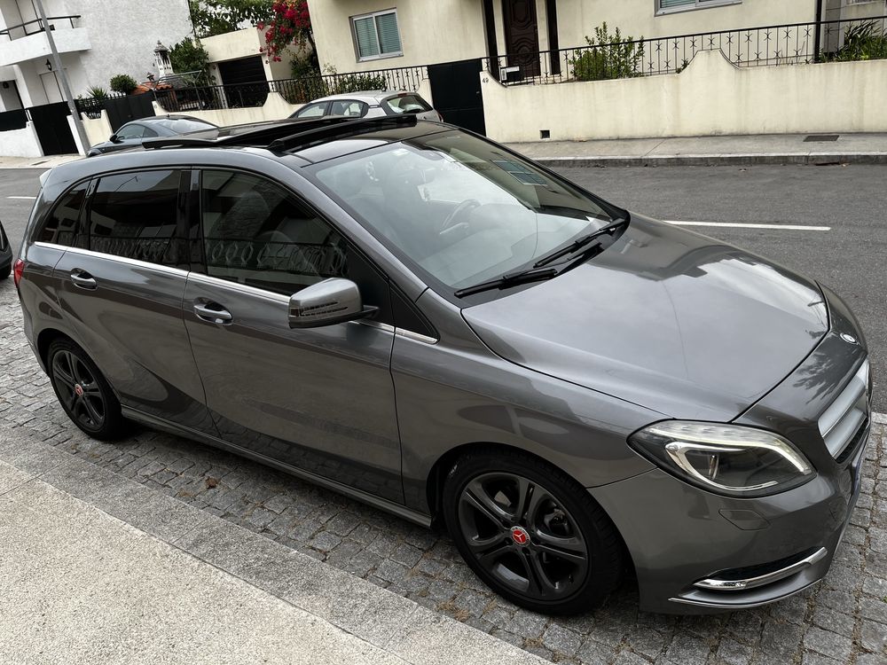 Mercedes Benz B180d Automatica com pack AMG c/ Teto de abrir
