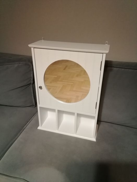 Drewniana szafka wisząca, biała szafeczka ścienna łazienkowa z lustrem