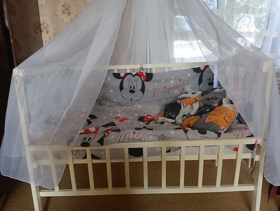 Дитяча ліжко з маятником.