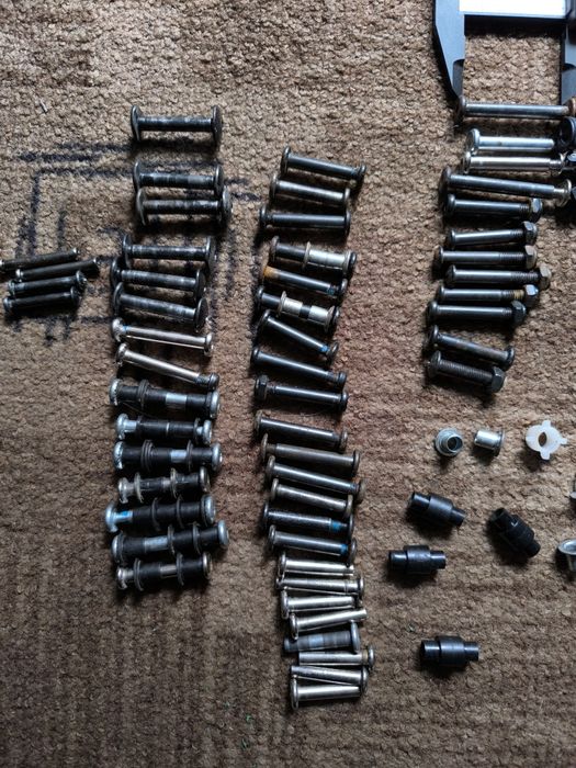 Ось с болтом в для роликов , самокатов ,сумок диам 5-8 мм.Длина разная