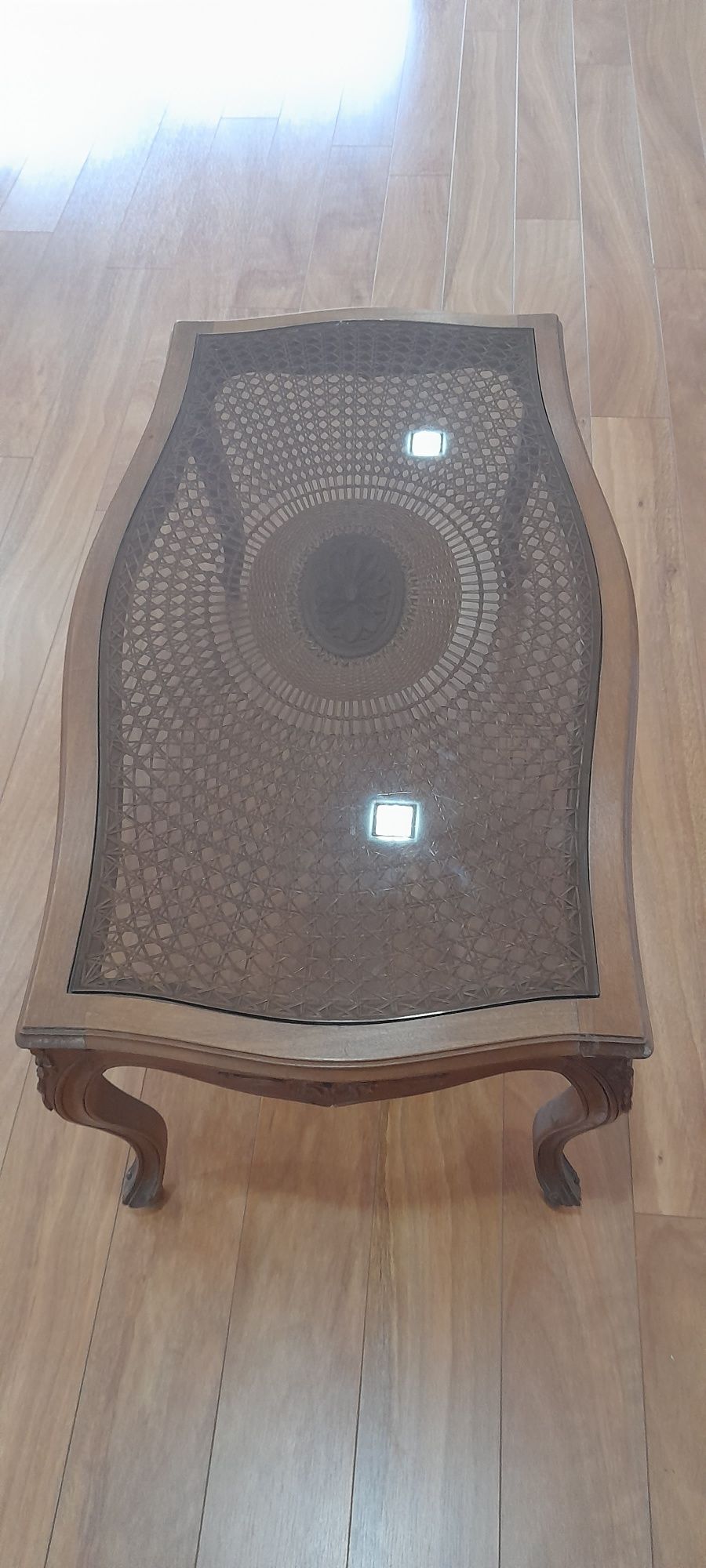 Mesa sala de estar em castanho