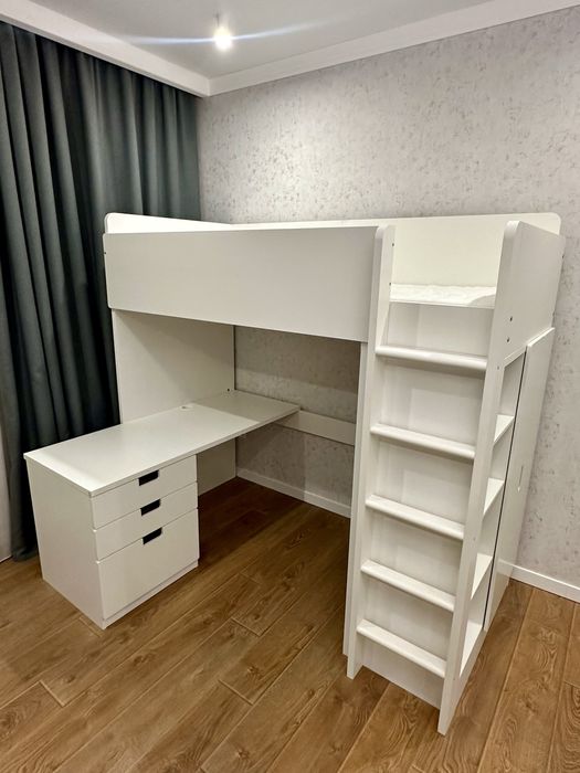 Ліжко-горище і письмовий стіл Ikea Smastad, ліжко на антресолі