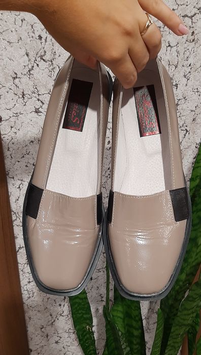 Шкіряні бежеві туфлі . Розмір 39