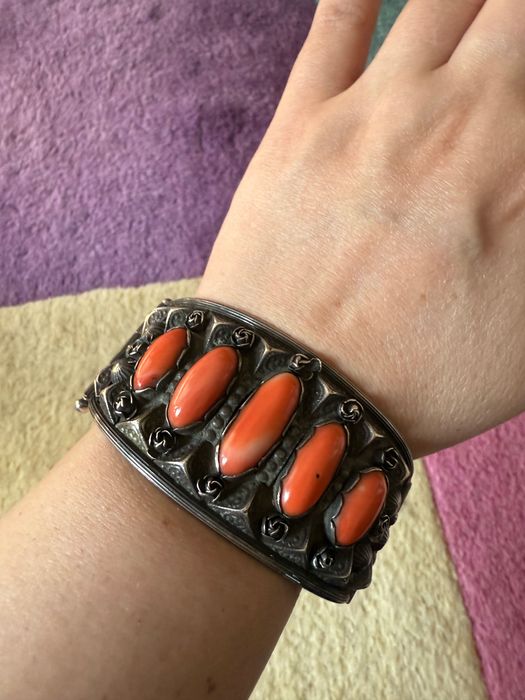 Stara bogata bransoleta z naturalnymi koralami