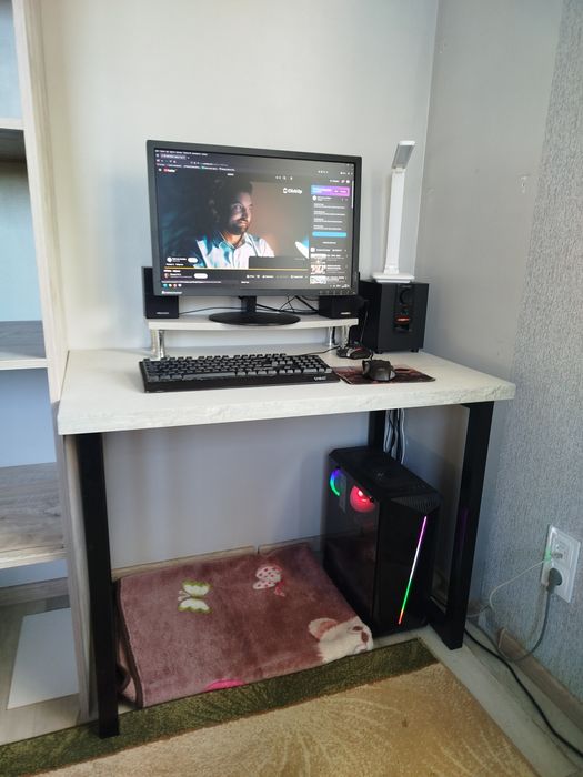 Комп'ютерний стіл 60*100см.стан як новий.