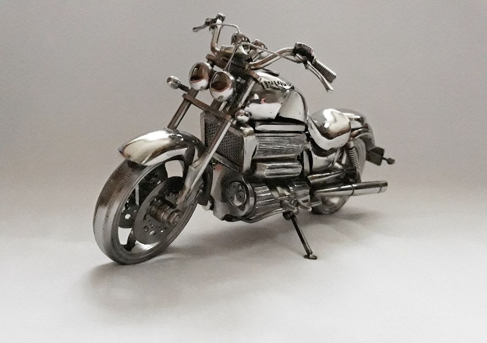 Prezent motocykl Triumph  metaloplastyka