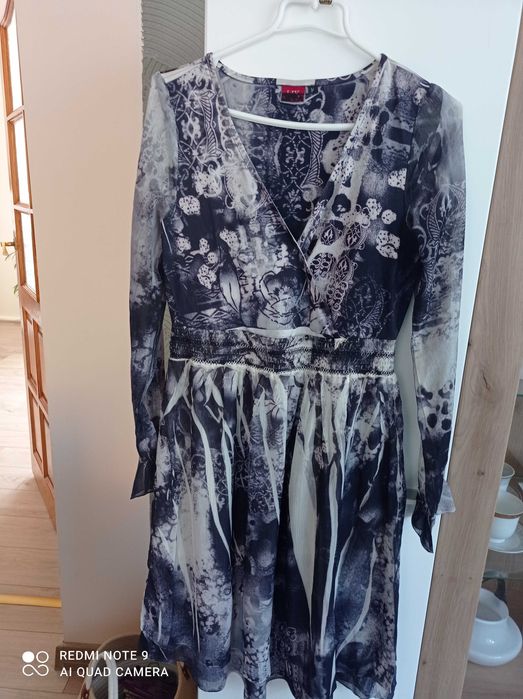 zwiewna sukienka z podszewką z długim rękawem