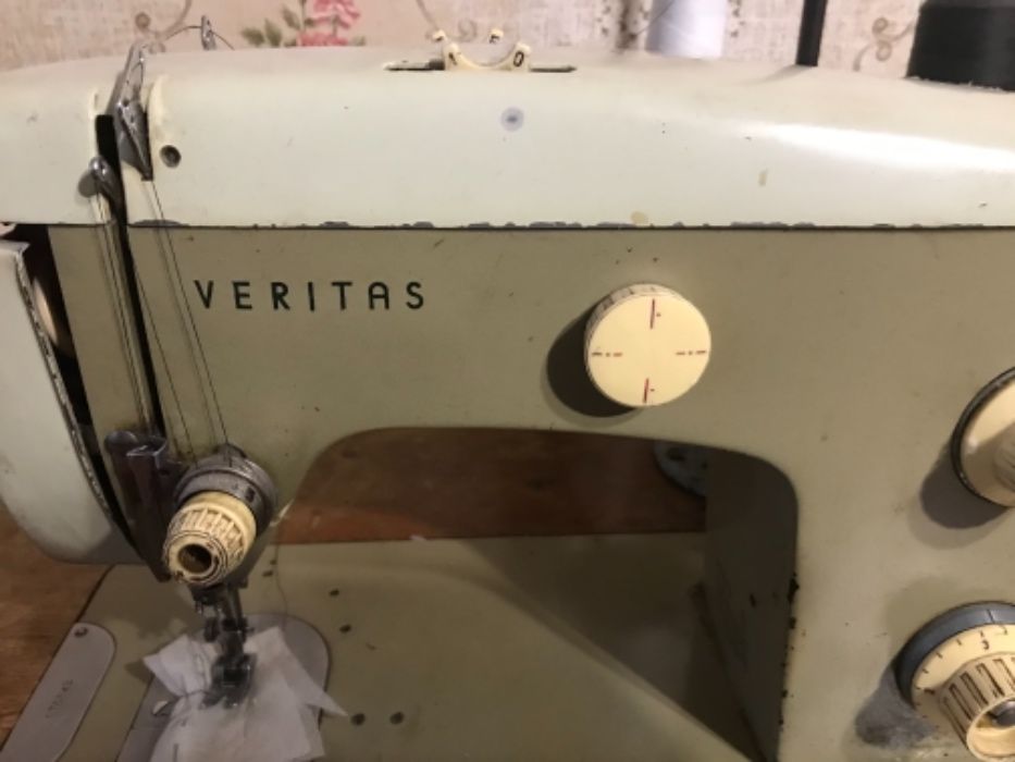 Швейная машинка Veritas с тумбой в рабочем состоянии