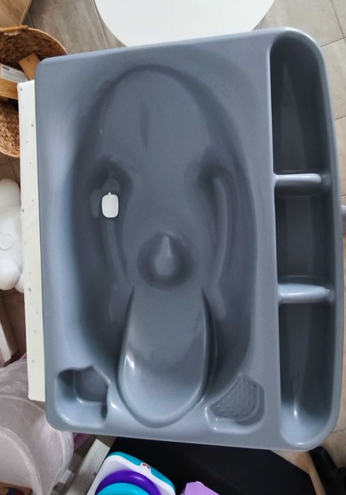 Muda fraldas com banheira