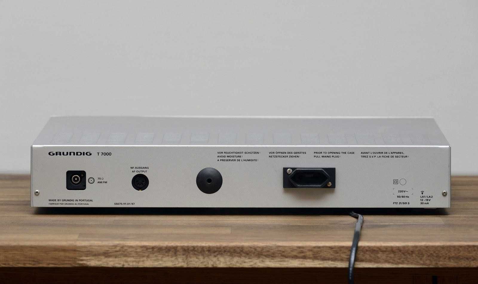 Radio da marca Grundig T700, a trabalhar.