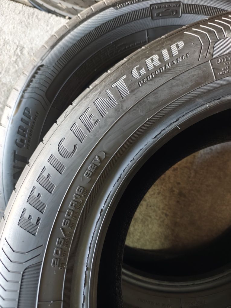 Pneus 205/60r16 Good Year Efficient Grip Performance com 75% piso