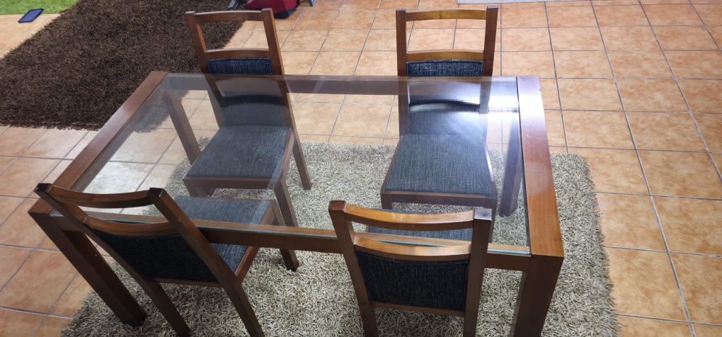 Mesa de sala jantar com 4 cadeiras