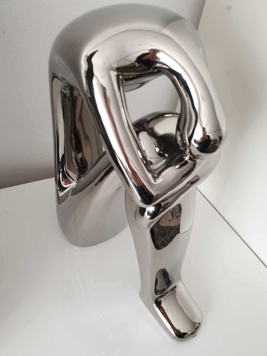 Estatueta "Mulher com a cabeça para baixo"