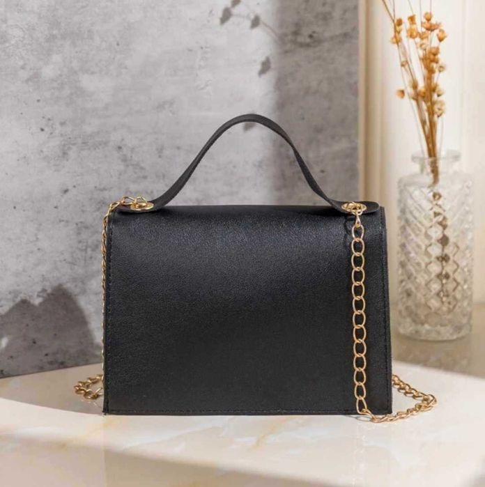 Torebka mała czarna kopertówka złoty dopinany łańcuszek 19*12cm