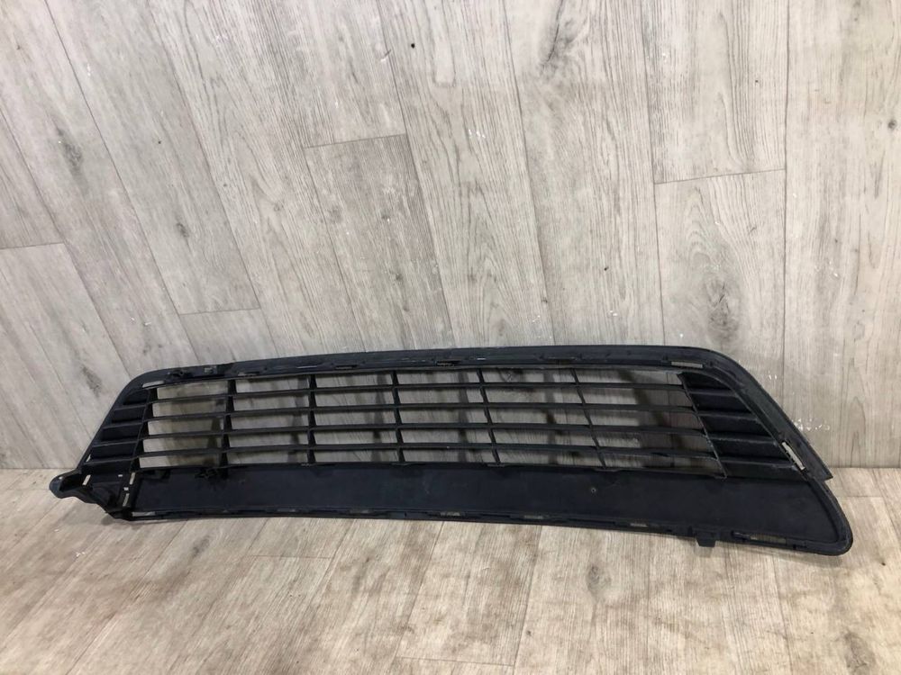 Бампер передний Решетка средняя Toyota Yaris ( 2010 - 2014 г.) решітка