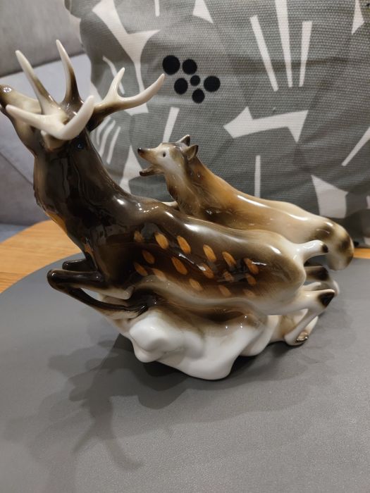 Figura porcelanowa jeleń z wilkiem Royal Dux  Czechoslovakia