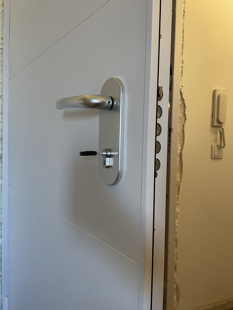 Porta blindada com montagem e iva incluso no preço
