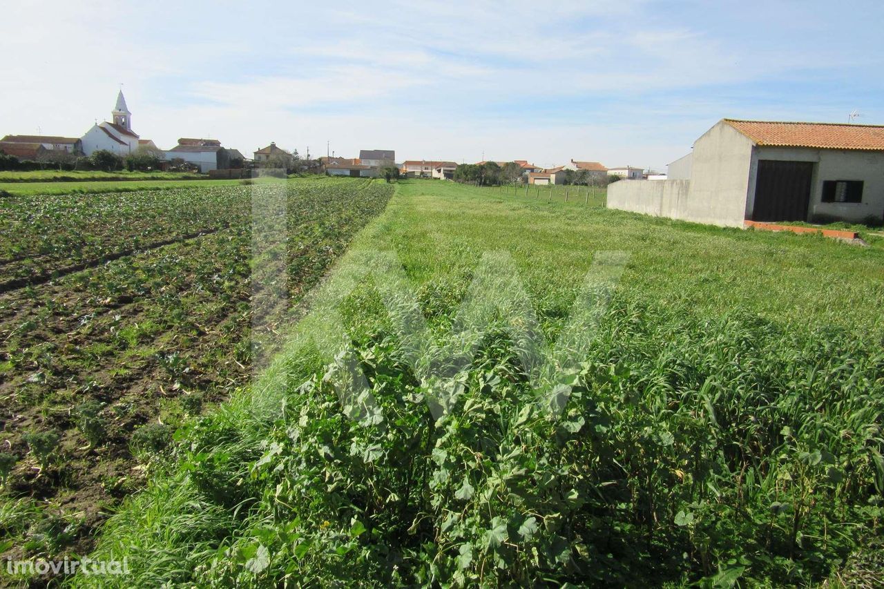 Terreno para construção com casa em ruínas e duas frentes