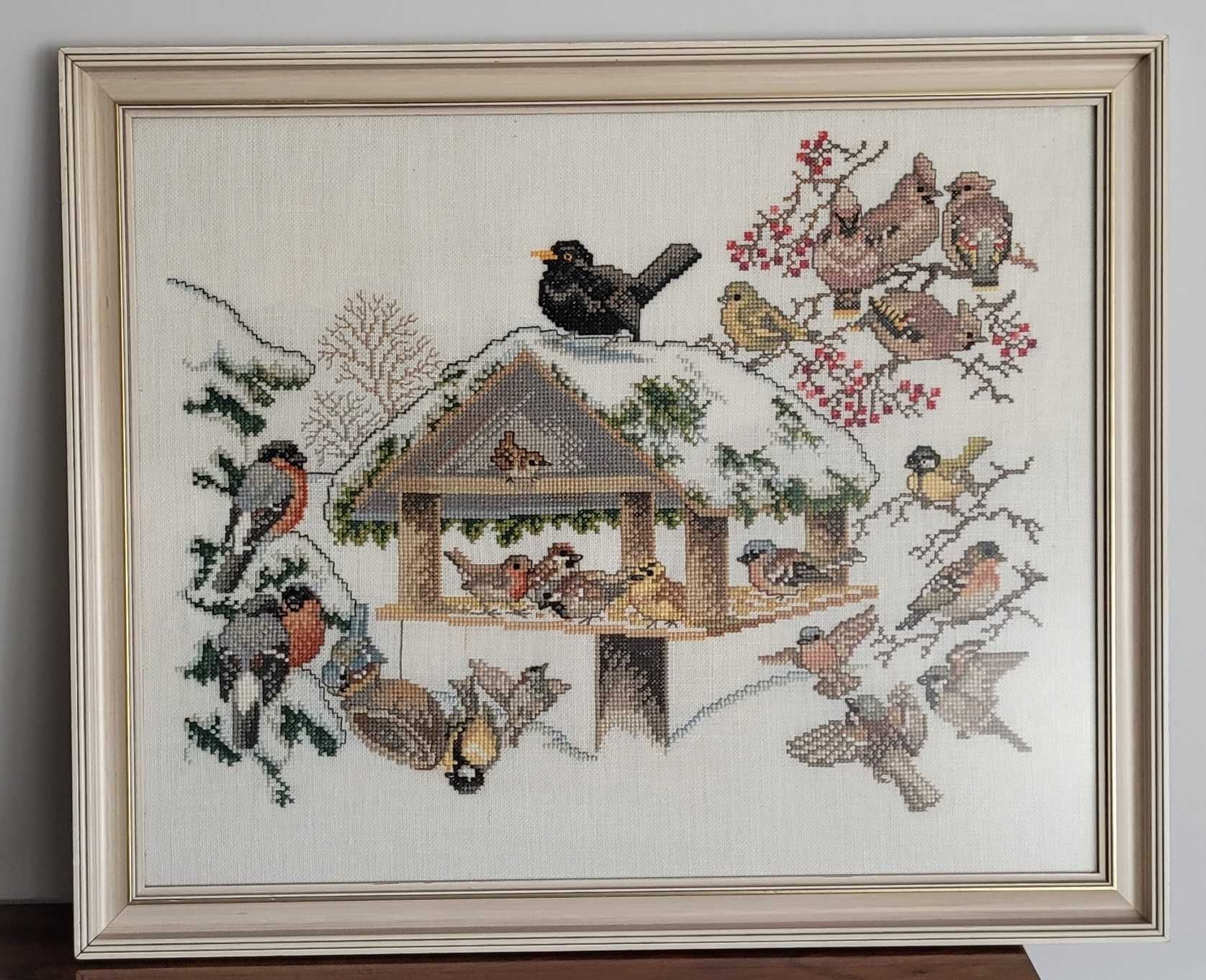 Obraz wyszywany Kolorowe ptaki w zimowej scenerii przy karmniku