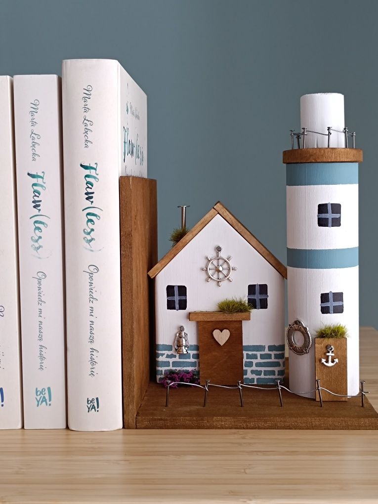 Podpórka do książek domek drewniany latarnia morze prezent handmade