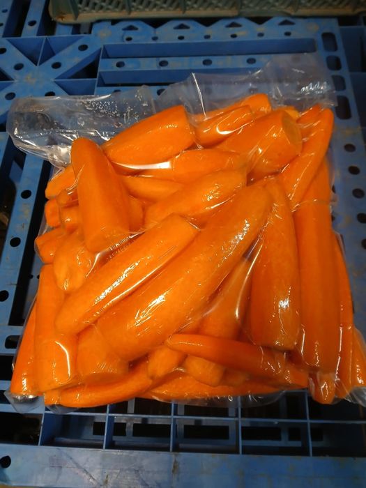 Ziemniaki obrane   wiaderkach zalane woda oraz inne warzywa obrane