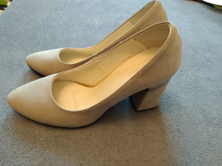 Buty na obcasie beżowe