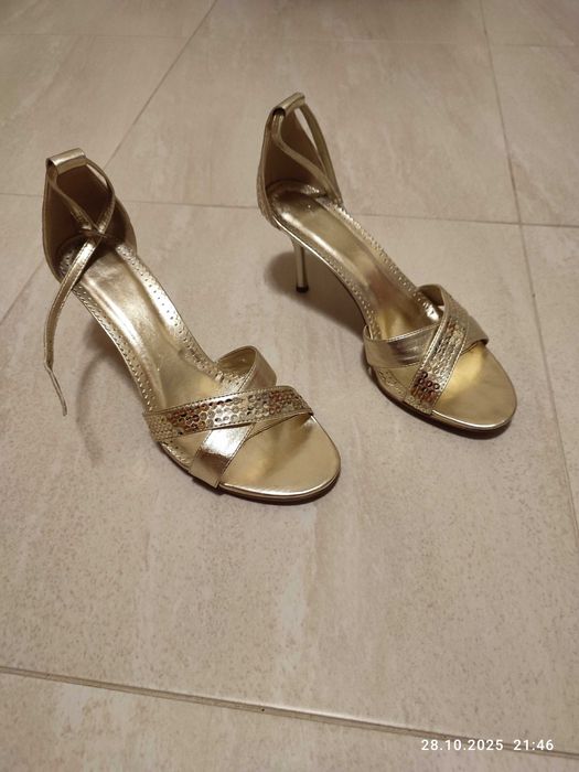 Złote szpilki sprzedam