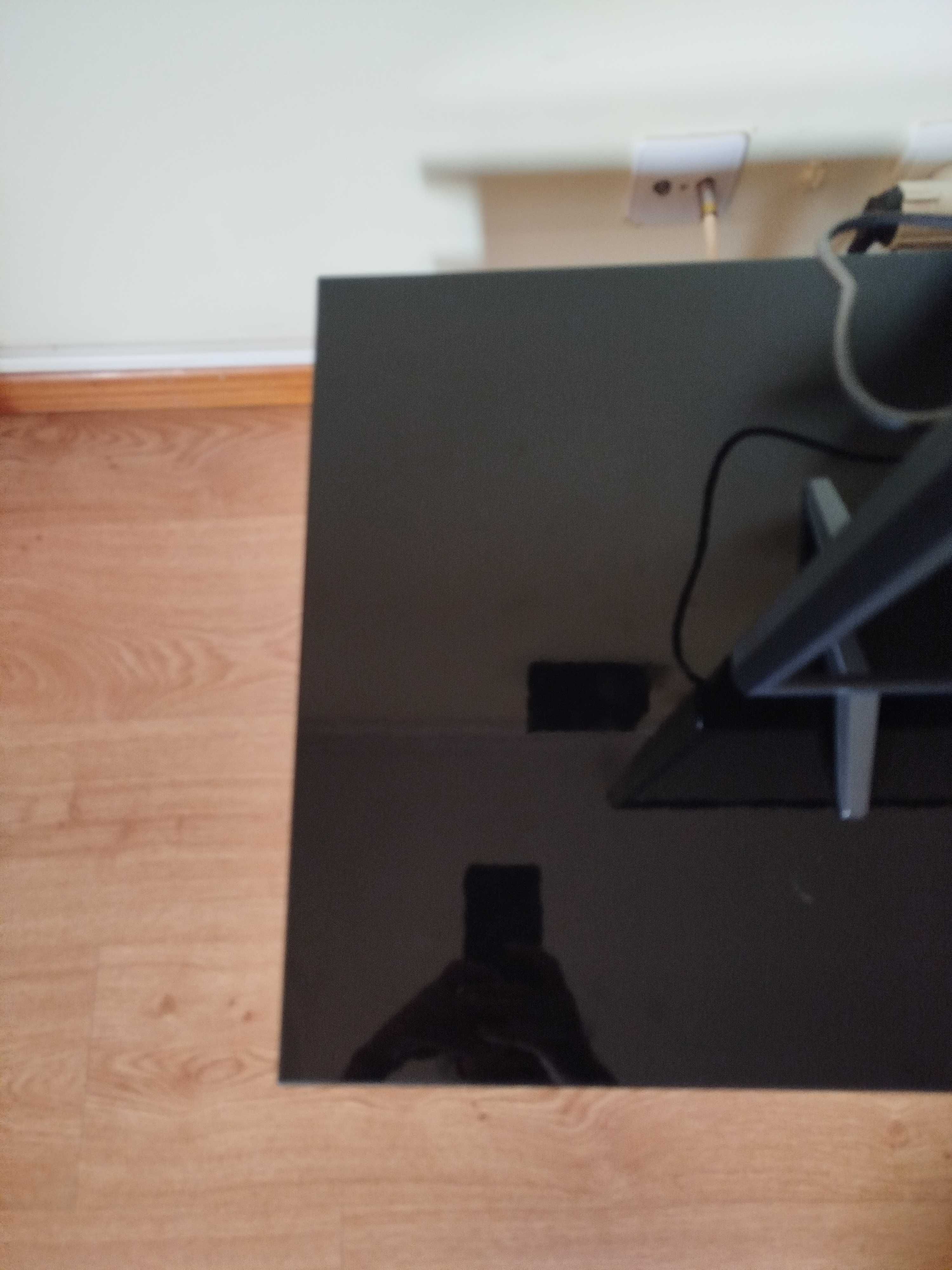 Vendo Móvel de TV preto com base em vidro
140x47x38