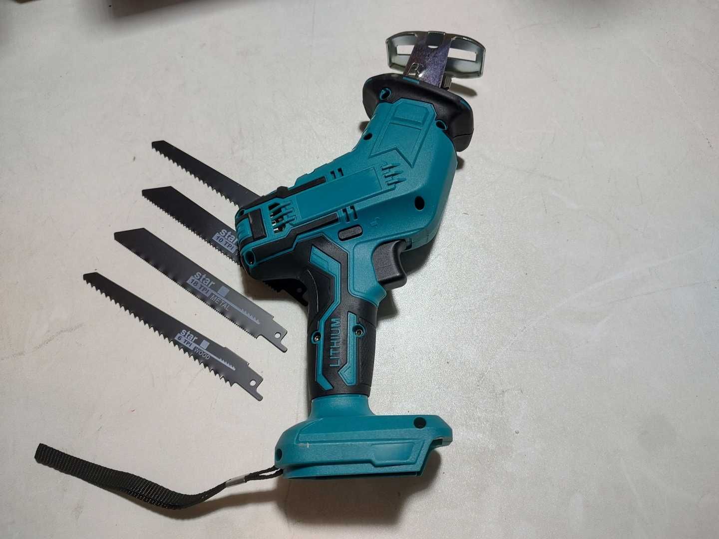 PIŁA SZABLASTA / Do aku Makita 18V 3000rpm/min  + 4 brzeszczoty