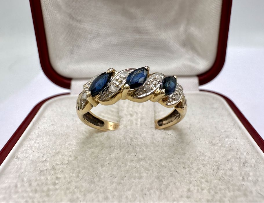 Złoty pierścionek z szafirami 0,57ct i diamentami 0,04ct