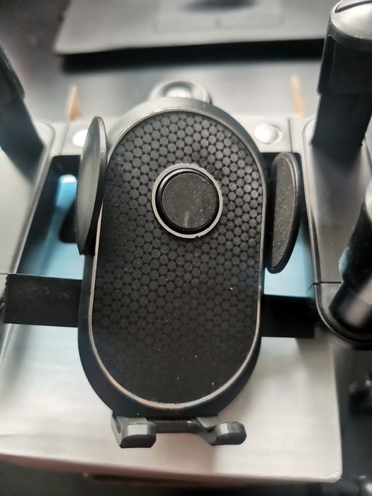 Uchwyt samochodowy na smartphone