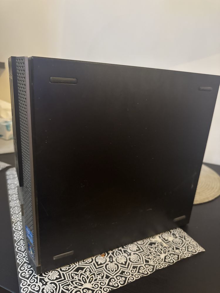 Monitor z komputerem