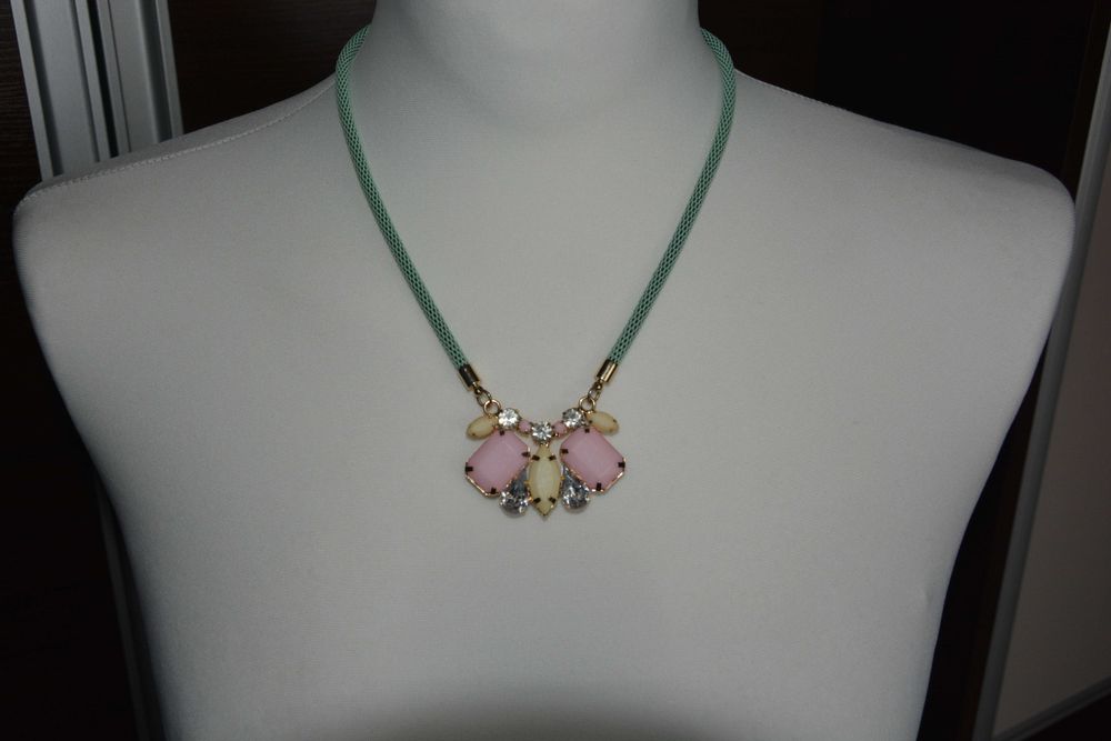 Bogato zdobiony naszyjnik kolia z pastelowymi kamieniami