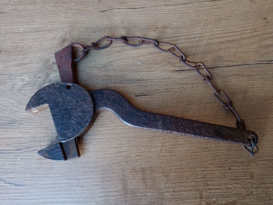 Zabytkowy klucz nastawny. Wyrób kowalski. Retro