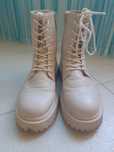 Botas com cordões