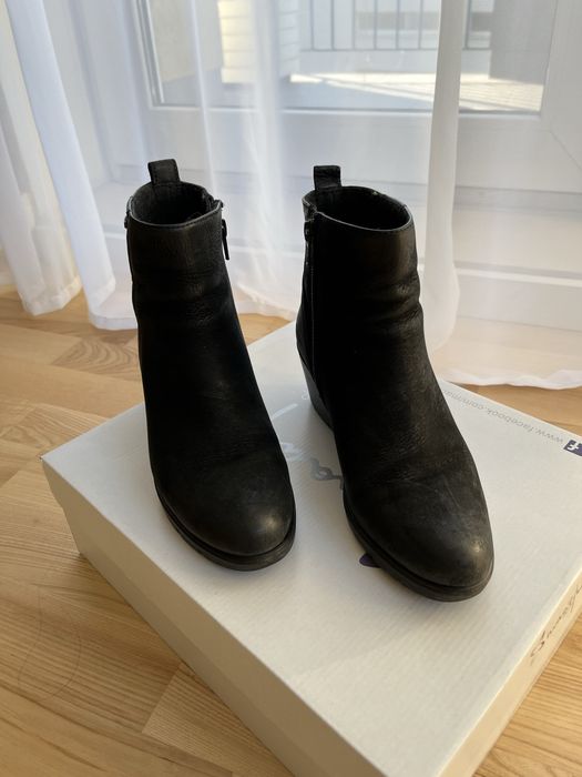 Botki w kolorze czarnym na koturnie